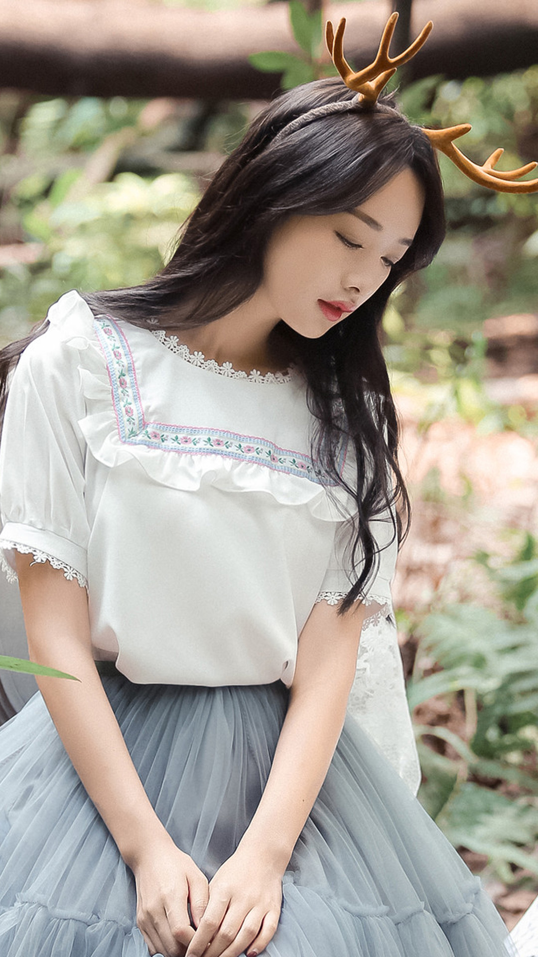 森系美女优雅恬静户外图片手机壁纸
