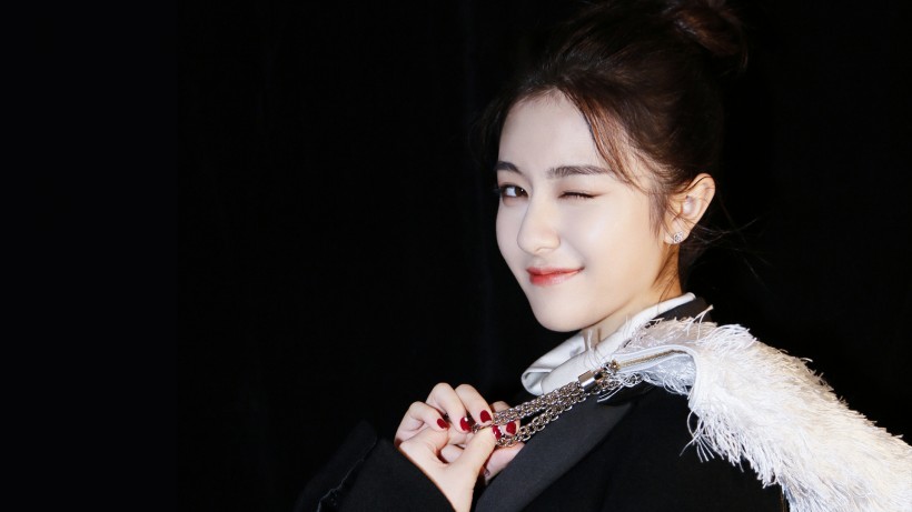 可爱调皮美女演员李兰迪手机壁纸