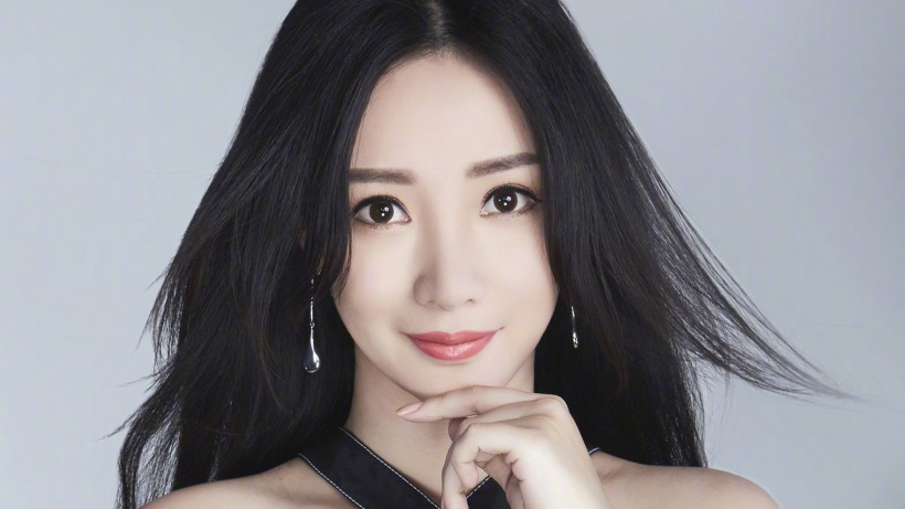 魅力十足的女神柳岩手机壁纸