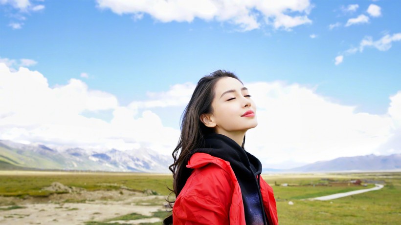 娇俏美女明星杨颖angelababy手机壁纸