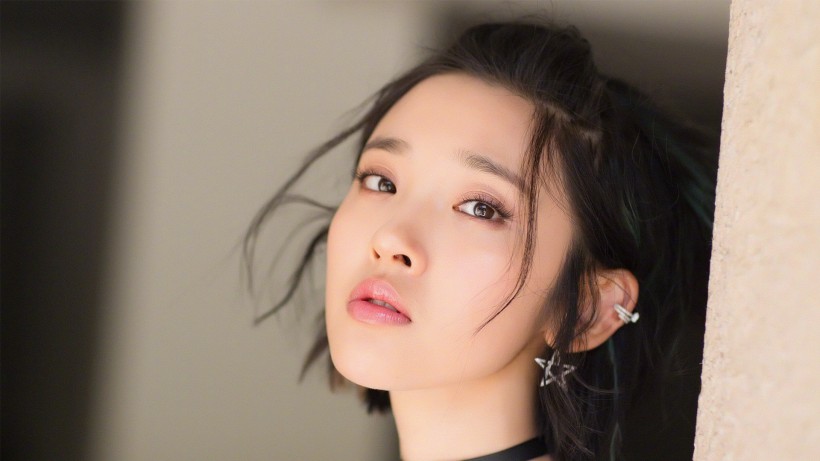 灵动帅气美女明星唐艺昕手机壁纸