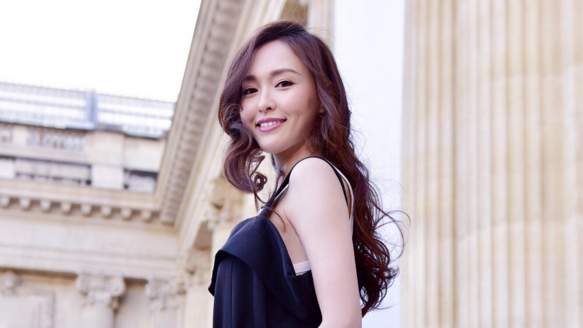 可爱与优雅兼并的美女明星唐嫣手机壁纸