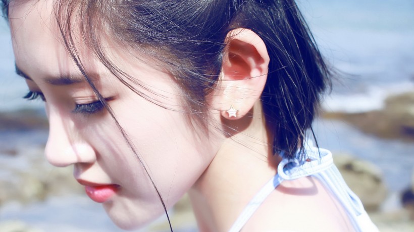 可爱率性美女明星唐艺昕手机壁纸