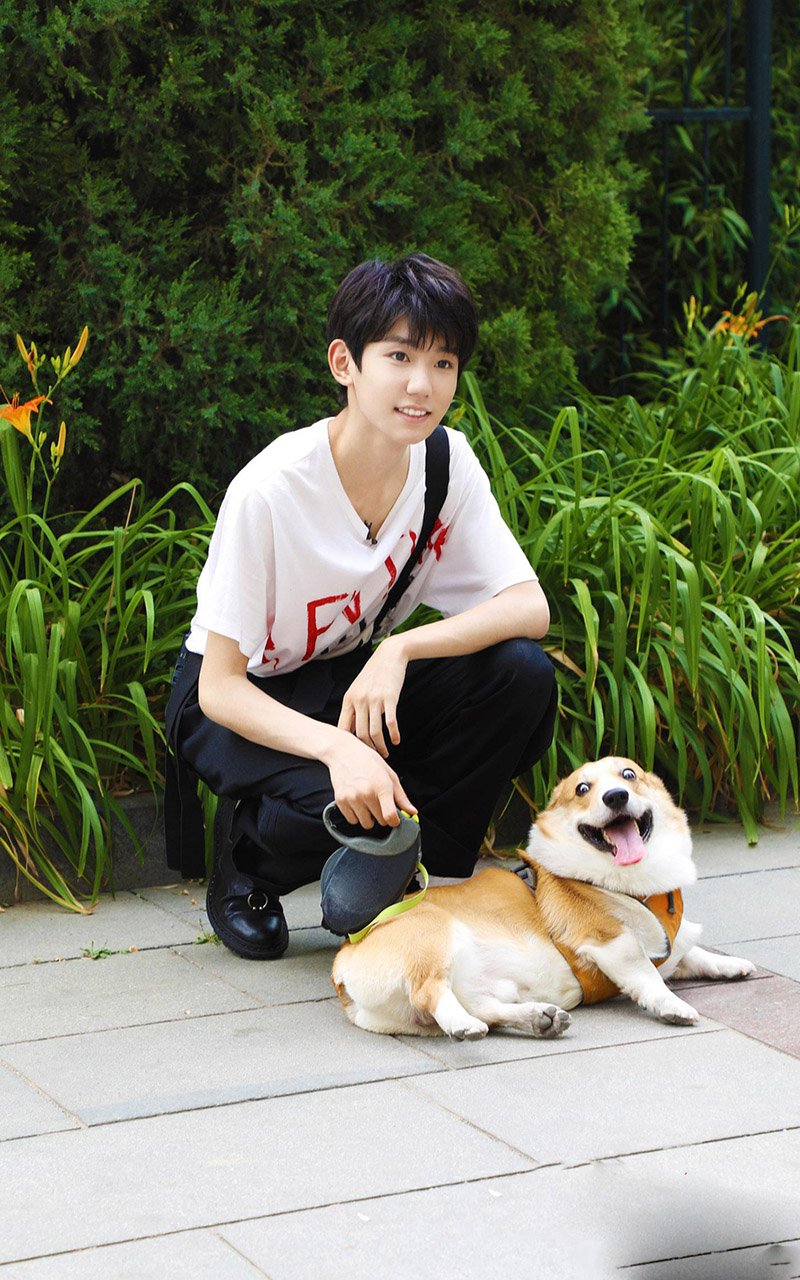 王源街拍手机壁纸