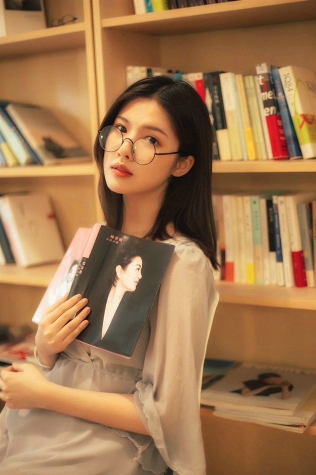 清新美女居家写真手机壁纸